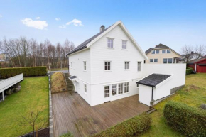 House with 5 bedrooms, 2 bathrooms, available for ONSS